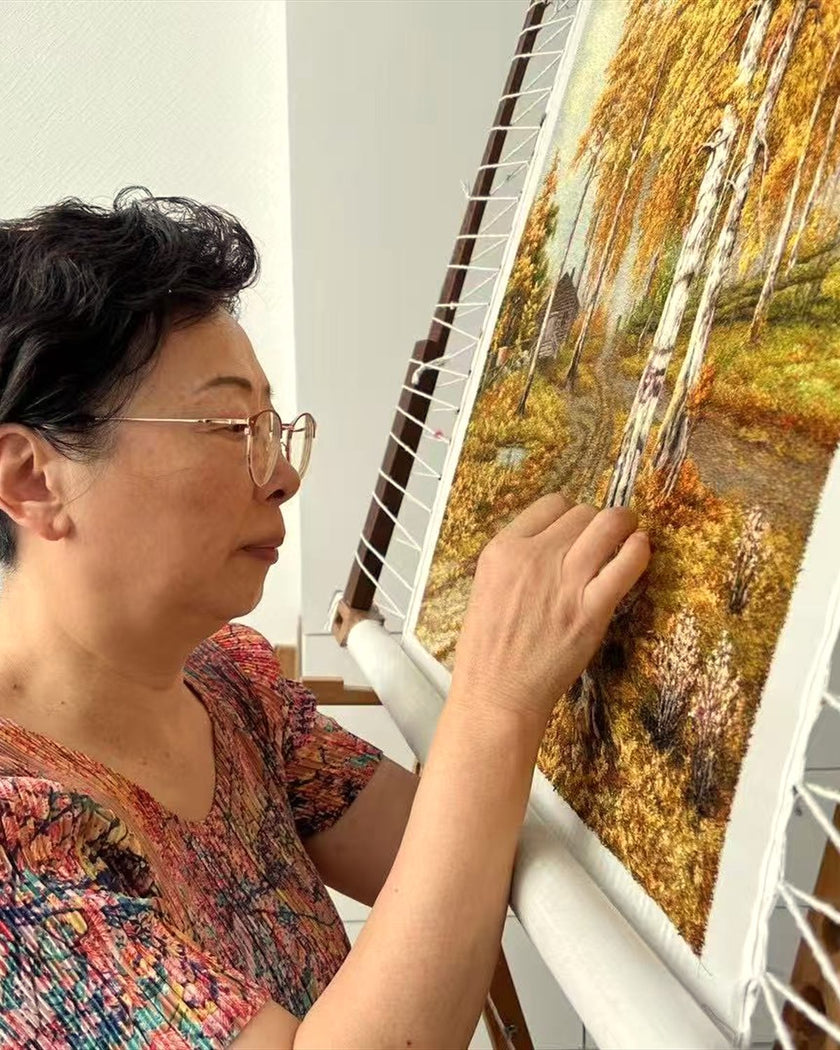 Changzhou artisan creating Random Stitch Embroidery by hand